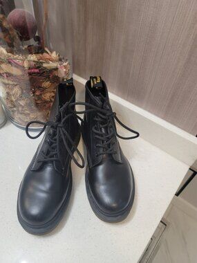 Dr. Martens 101 Black 6-Eye Smooth Leather Boots Size Men's 8 Women's 9 UK 7 NEW